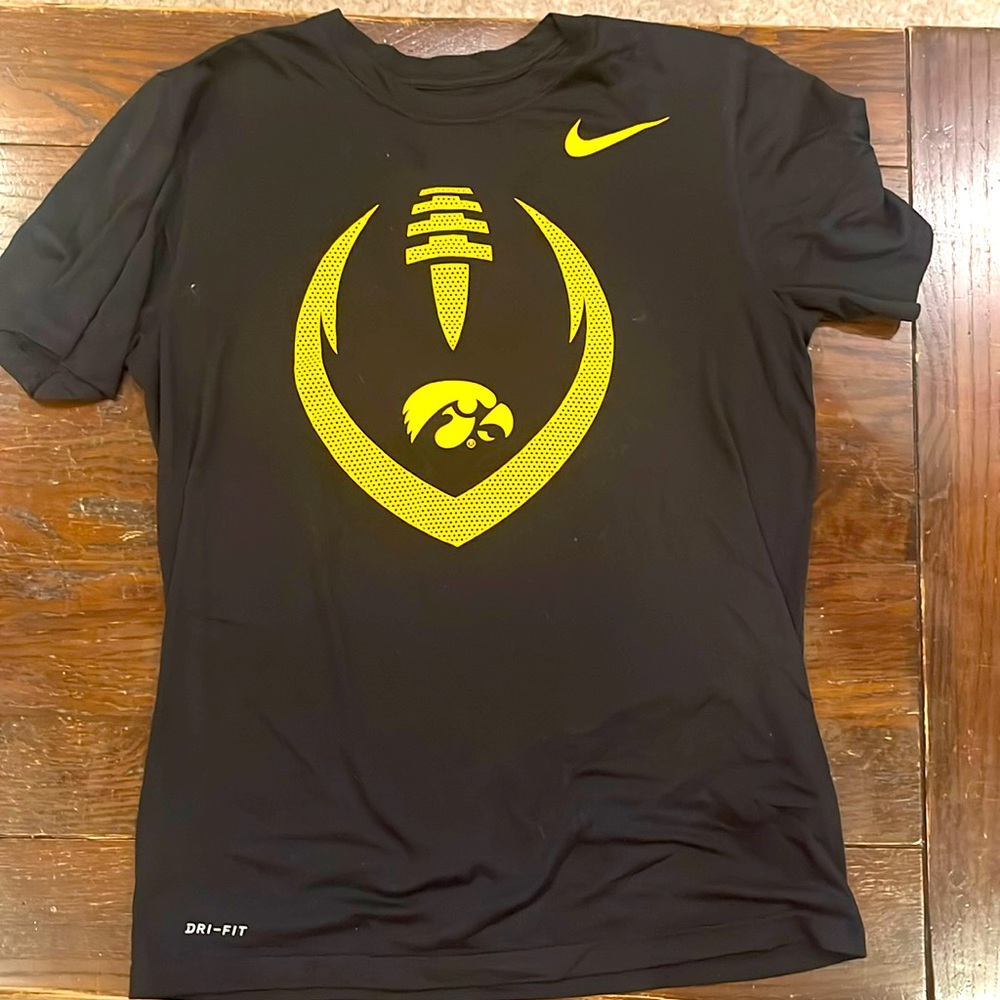 Nike men’s University of Iowa Hawkeye football T-shirt